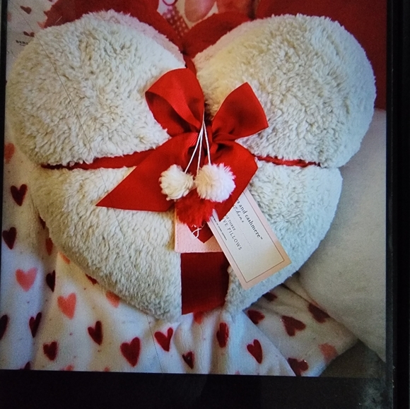 NWT Cupcake & Cashmere 3 pack of adorable heart Pillows ❤️ - Picture 2 of 8